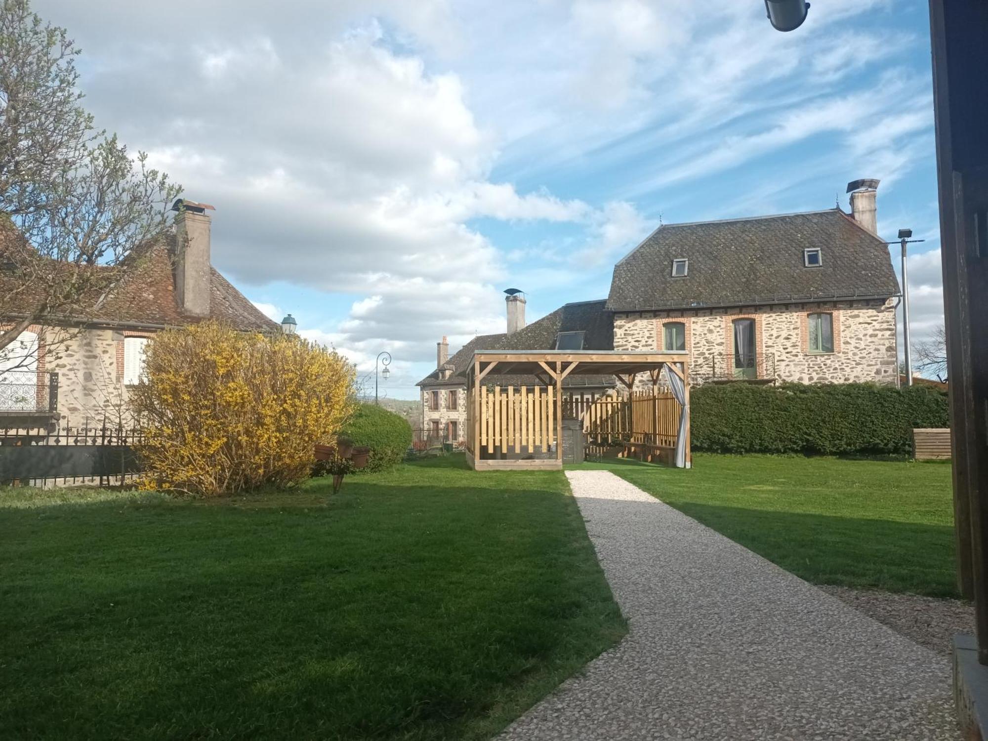 Le Miraillet, Gite Saint-Illide Екстер'єр фото